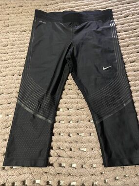 Women’s Nike Running Black Performance Dri-FIT Capri Leggings L